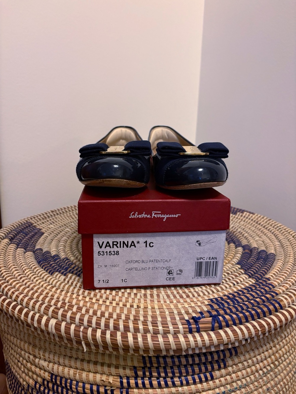 SALVATORE FERRAGAMO Varina Patent Navy Blue Leather Bow Ballet Flats EUC Sz 7.5 - Picture 6 of 12